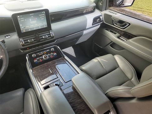 Used 2019 Lincoln Navigator Select image 17