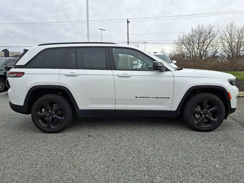 Used 2023 Jeep Grand Cherokee Altitude AWD/4WD image 10