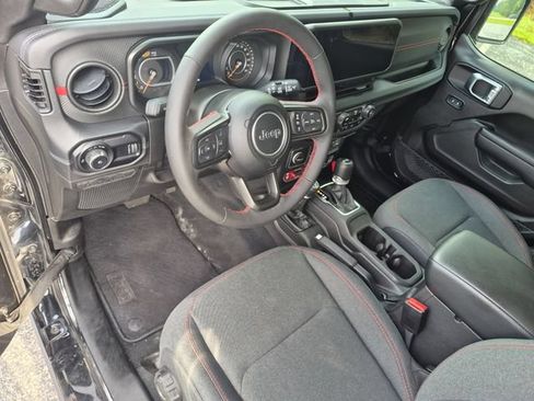 Used 2024 Jeep Wrangler Unlimited Rubicon w/ Convenience Group AWD/4WD image 10
