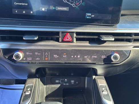 Certified 2025 Kia Sorento S image 28