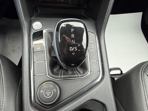 Used 2024 Volkswagen Tiguan SE image 11