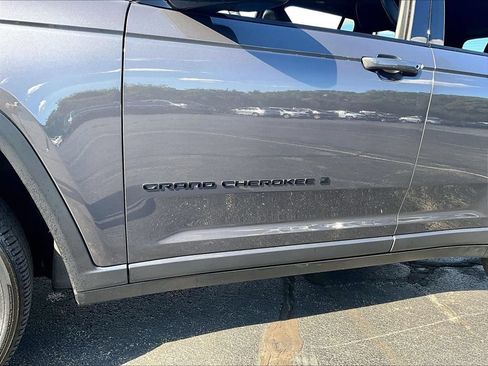 Used 2023 Jeep Grand Cherokee Altitude AWD/4WD image 29