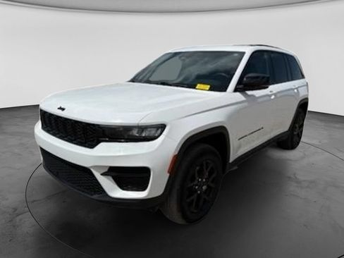 Used 2024 Jeep Grand Cherokee Altitude AWD/4WD image 5