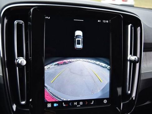 Used 2023 Volvo XC40 B5 Core image 14