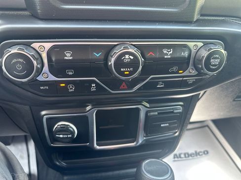 Used 2023 Jeep Gladiator Sport AWD/4WD image 16