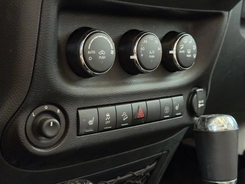 Used 2018 Jeep Wrangler Unlimited Sahara w/ Connectivity Group AWD/4WD image 10