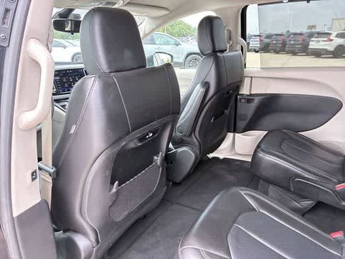 Used 2023 Chrysler Pacifica Touring-L FWD image 23
