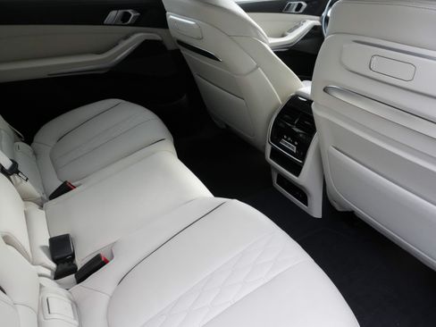 Used 2023 BMW X7 xDrive40i w/ M Sport Package AWD/4WD image 32