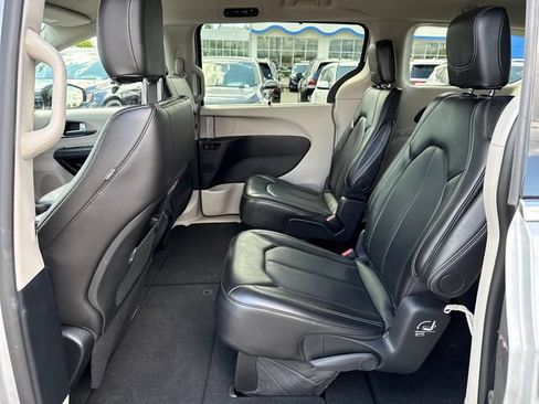 Used 2024 Chrysler Pacifica Touring-L FWD image 14