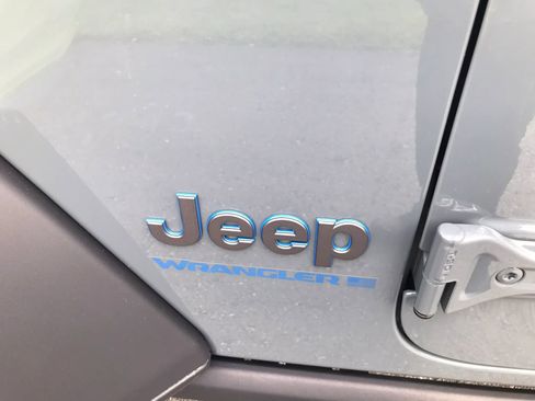 Used 2025 Jeep Wrangler Unlimited Rubicon 4xe w/ Convenience Group AWD/4WD image 40