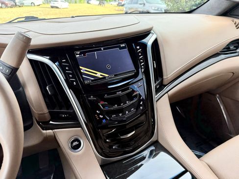 Used 2018 Cadillac Escalade ESV Platinum AWD/4WD image 41