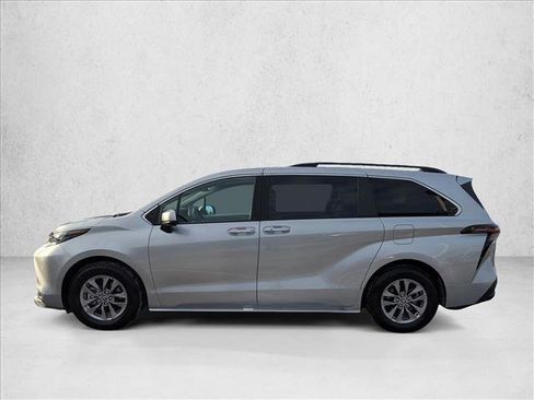 Used 2024 Toyota Sienna XLE image 9