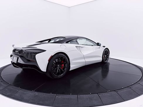 Used 2024 McLaren Artura RWD image 16