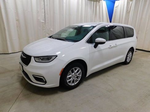 Used 2023 Chrysler Pacifica Touring-L image 15