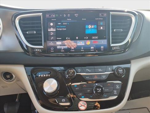 Used 2024 Chrysler Pacifica Touring-L FWD image 27
