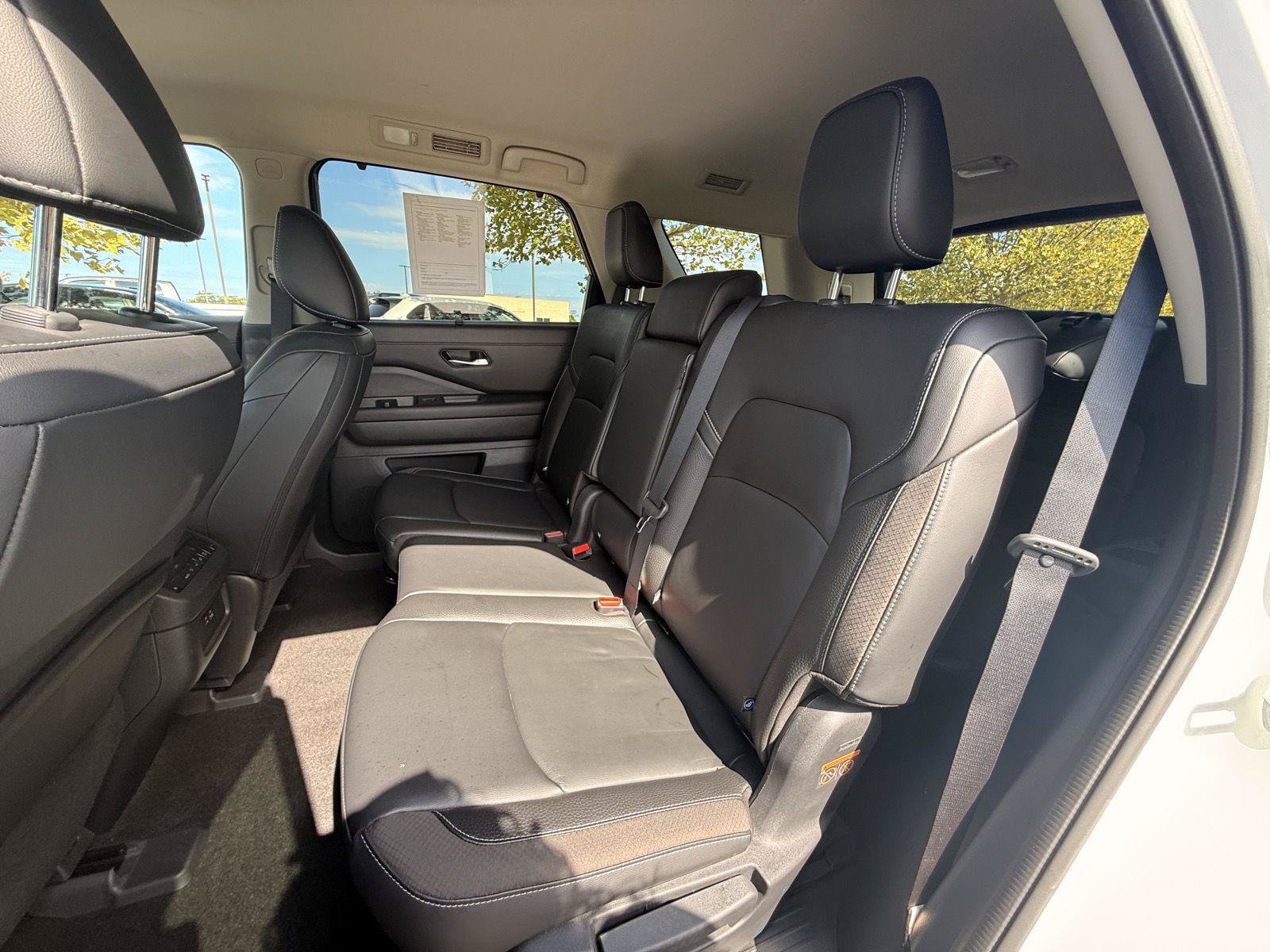 Used 2023 Nissan Pathfinder SL AWD/4WD image 16