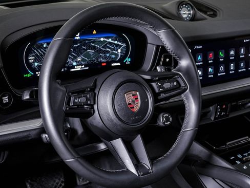 Used 2025 Porsche Cayenne Coupe image 18