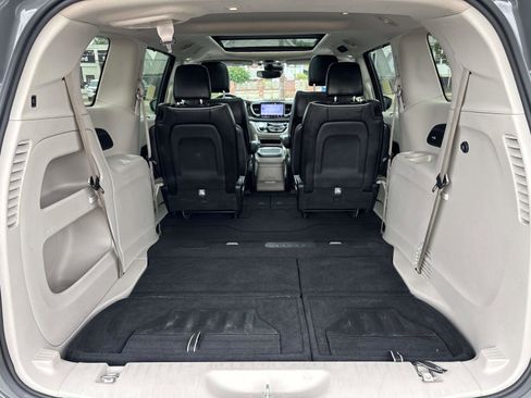Used 2023 Chrysler Pacifica Limited image 17