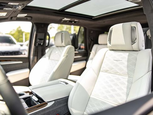 Used 2026 Cadillac Escalade Platinum Sport w/ LPO, ONYX Package AWD/4WD image 17