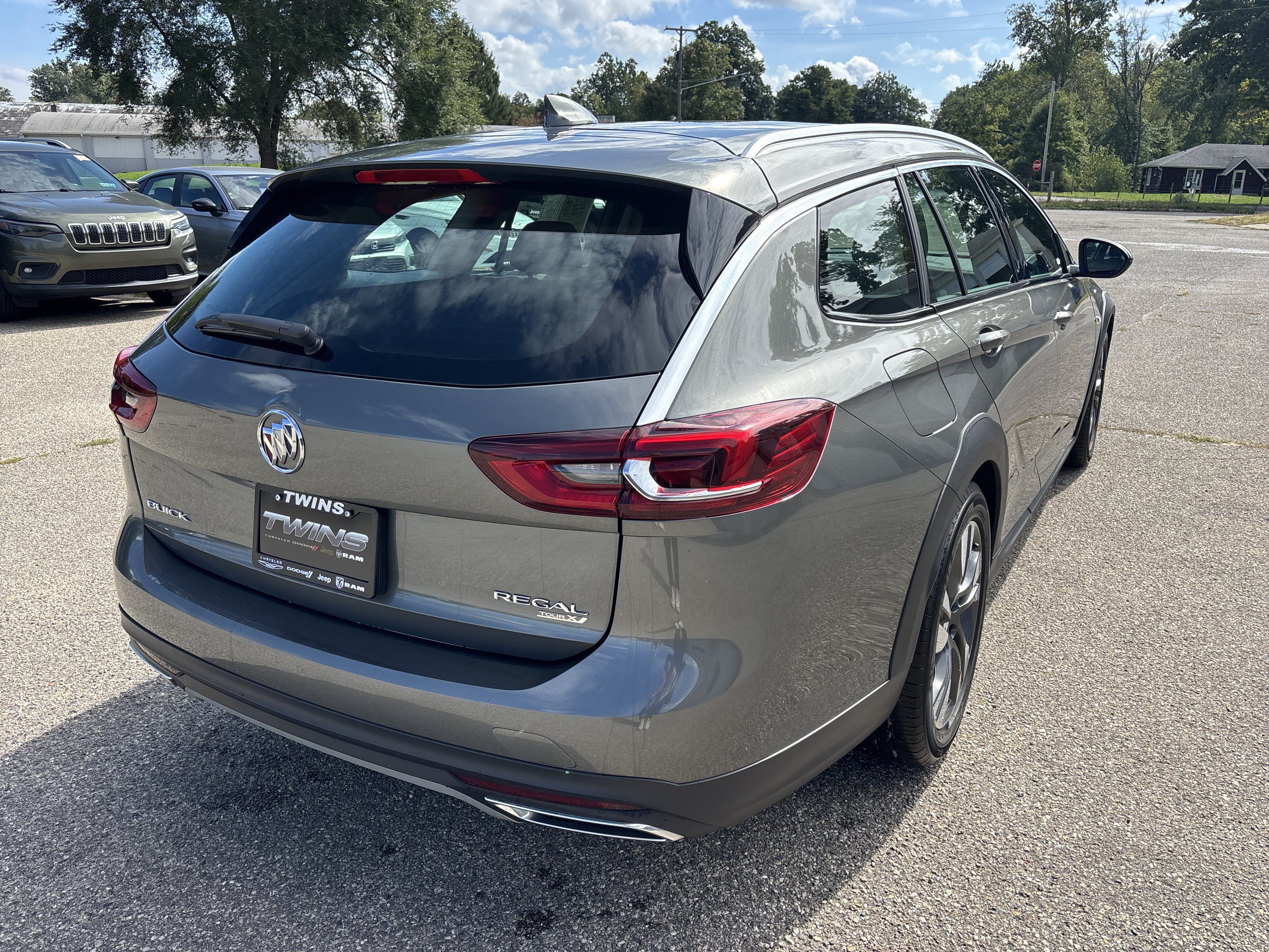 Used 2018 Buick Regal Preferred w/ Sights and Sounds Package AWD/4WD image 3