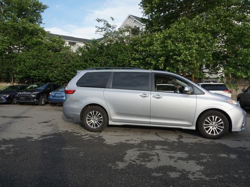 Used 2018 Toyota Sienna XLE Premium FWD image 3