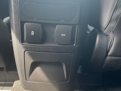 Used 2023 Ford Explorer XLT image 7