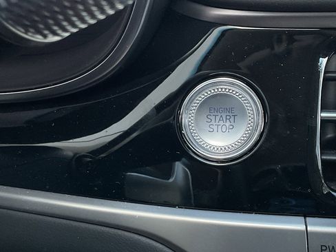 Used 2025 Genesis G70 2.5T image 32