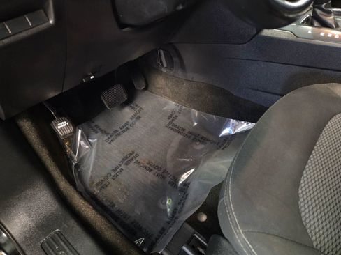 Used 2018 Ford Explorer XLT w/ Equipment Group 201A image 21