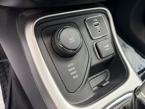 Used 2019 Jeep Compass Latitude w/ Cold Weather Group AWD/4WD image 5
