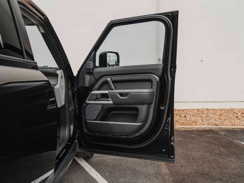 Used 2024 Land Rover Defender 110 SE image 34