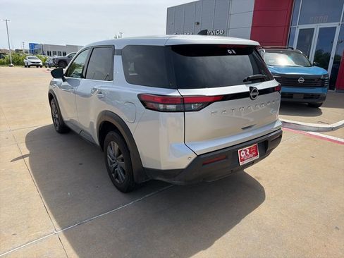 Used 2024 Nissan Pathfinder S FWD image 3