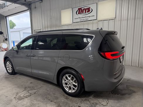 Used 2022 Chrysler Pacifica Touring-L FWD image 11