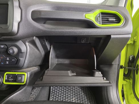 Used 2018 Jeep Renegade Latitude w/ Cold Weather Group image 26