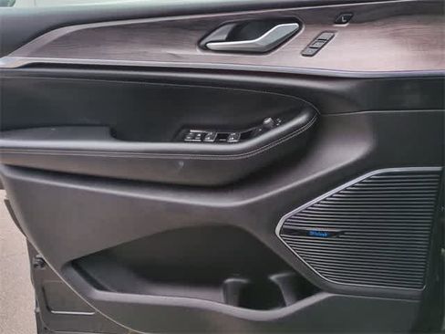 Used 2022 Jeep Grand Cherokee Overland w/ Adv Protech Group III image 32