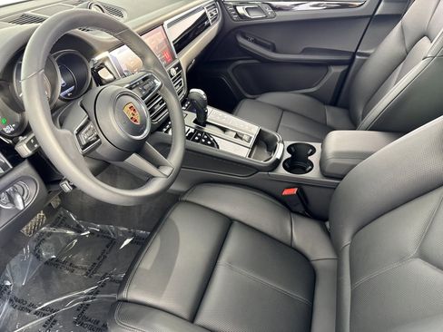 Certified 2025 Porsche Macan image 4