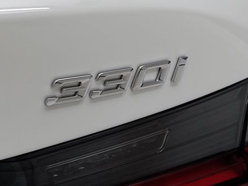 Used 2025 BMW 330i Sedan w/ Premium Package image 10