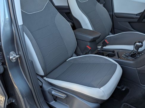 Used 2025 Volkswagen Taos SE image 17