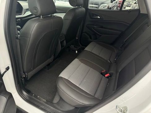 Used 2025 Chevrolet Trax LT w/ LT Convenience Package image 18