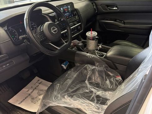 Used 2022 Nissan Pathfinder SL AWD/4WD image 2