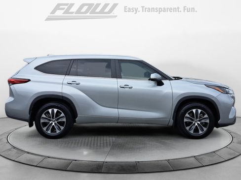 Used 2023 Toyota Highlander XLE FWD image 10