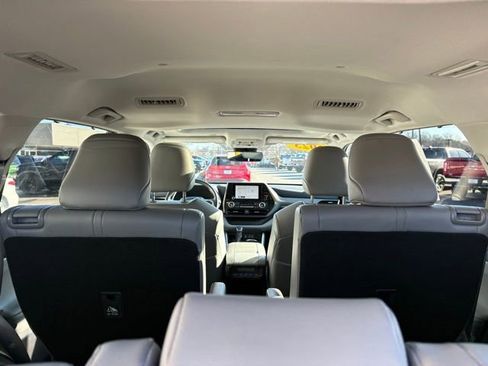 Used 2023 Toyota Highlander XLE image 32