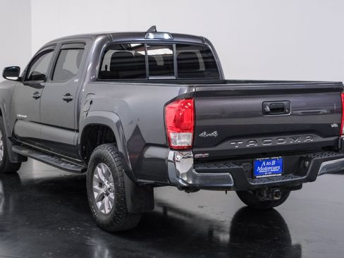 Used 2017 Toyota Tacoma SR5 image 9