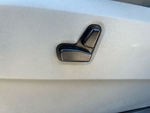 Used 2009 Chrysler Town & Country Touring FWD image 35