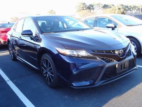 Used 2022 Toyota Camry SE image 3