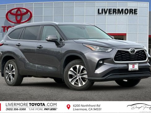 Used 2023 Toyota Highlander XLE AWD/4WD image 1