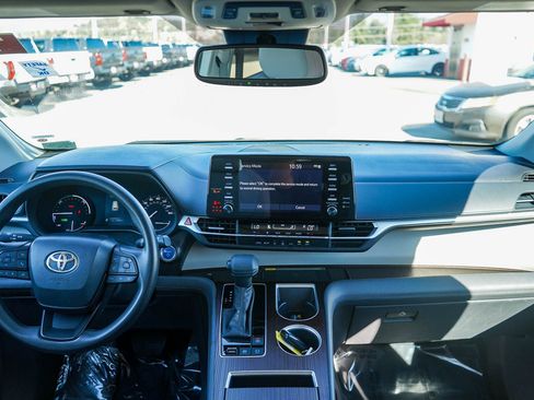 Used 2024 Toyota Sienna LE image 14