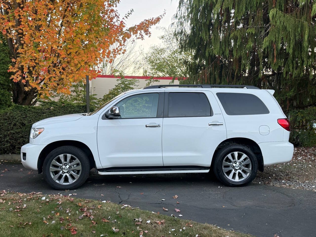 Used 2016 Toyota Sequoia Limited w/ Safety & Convenience Package AWD/4WD image 4