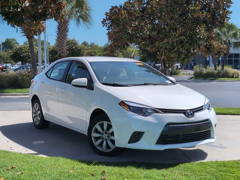 Used 2016 Toyota Corolla LE FWD image 2