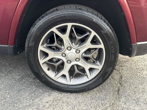 Used 2018 Jeep Grand Cherokee Limited image 12