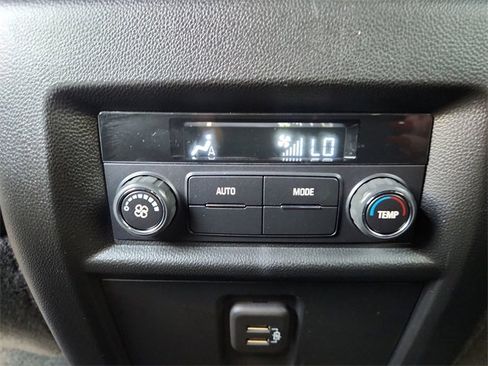 Used 2023 Chevrolet Traverse LT image 20